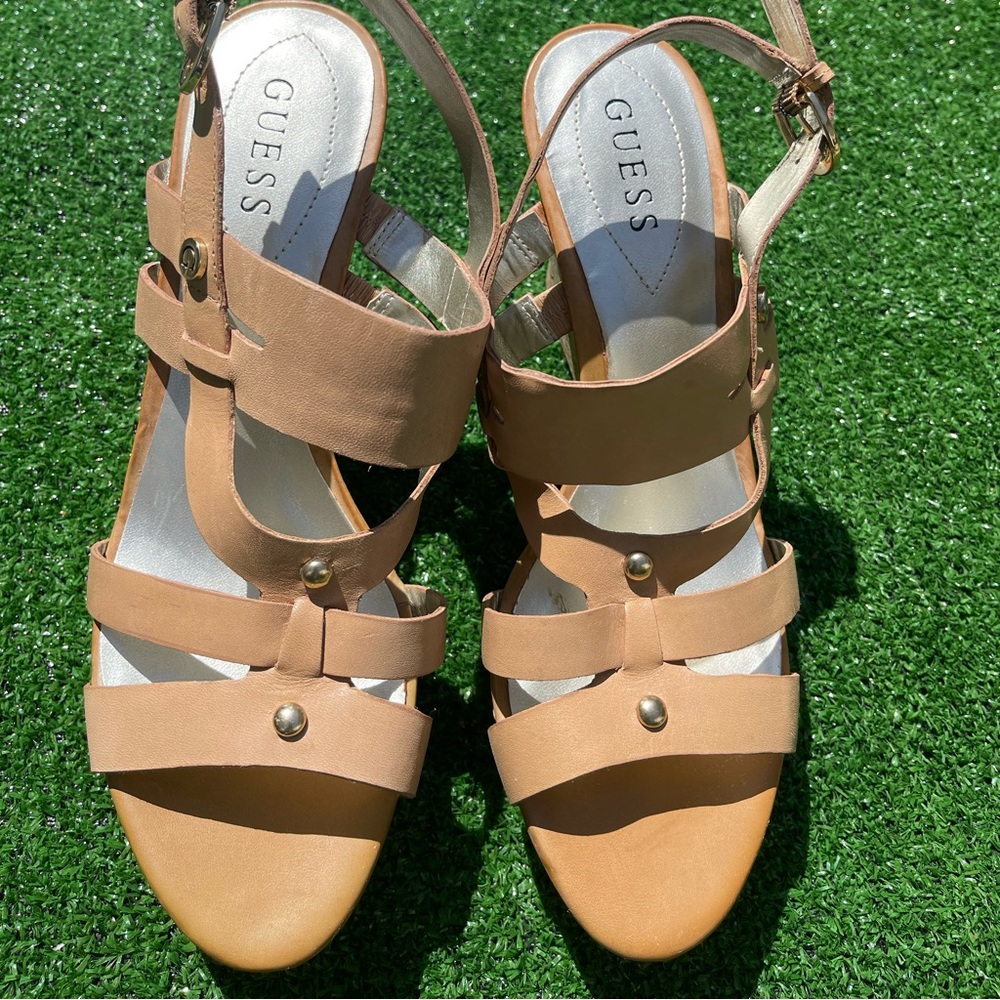 GUESS- Women WEDGE Open Toe Shoes - BROWN LEATHER - Size 9M -Very Good Condition